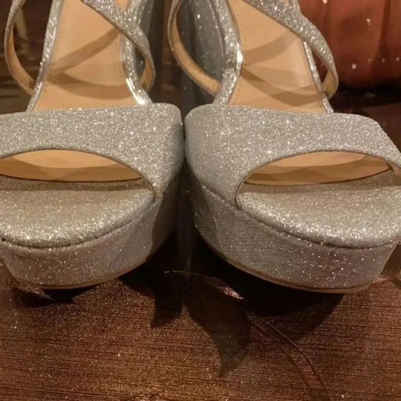 Badgley Mischka Silver Wedges - Picture 3 of 10